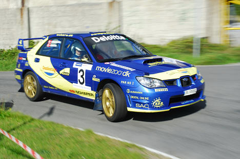 Med løftet baghjul: Christian Jensens Subaru Impreza for fuld fart gennem et sving på en hastighedsprøve.
(Foto: Subaru Rally Team DK)